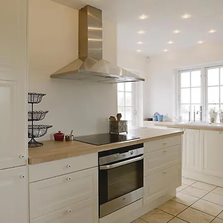 Three-bedroom Holiday With Sea View In