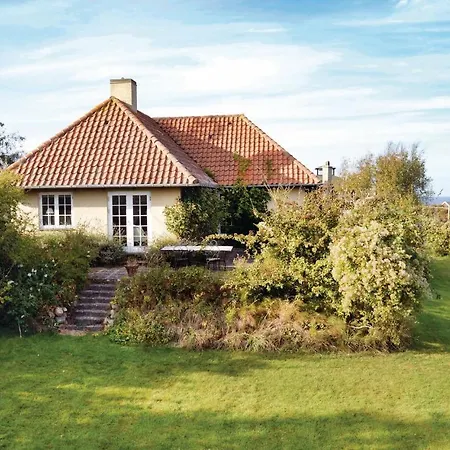 Three-bedroom Holiday With Sea View In Дом отдыха *